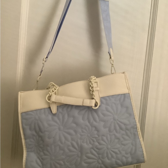 Betsey Johnson Blue XOBECA quilted blue and cream daisy butterfly tote - Picture 12 of 12